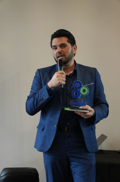 Samuel Oliveira no palco com microfone