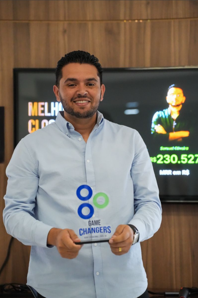 Samuel Oliveira segurando o troféu Game Changers
