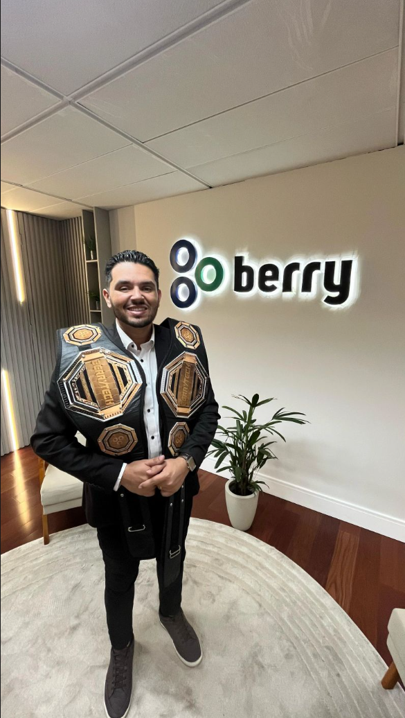 Samuel com o cinturão de campeão da Berry